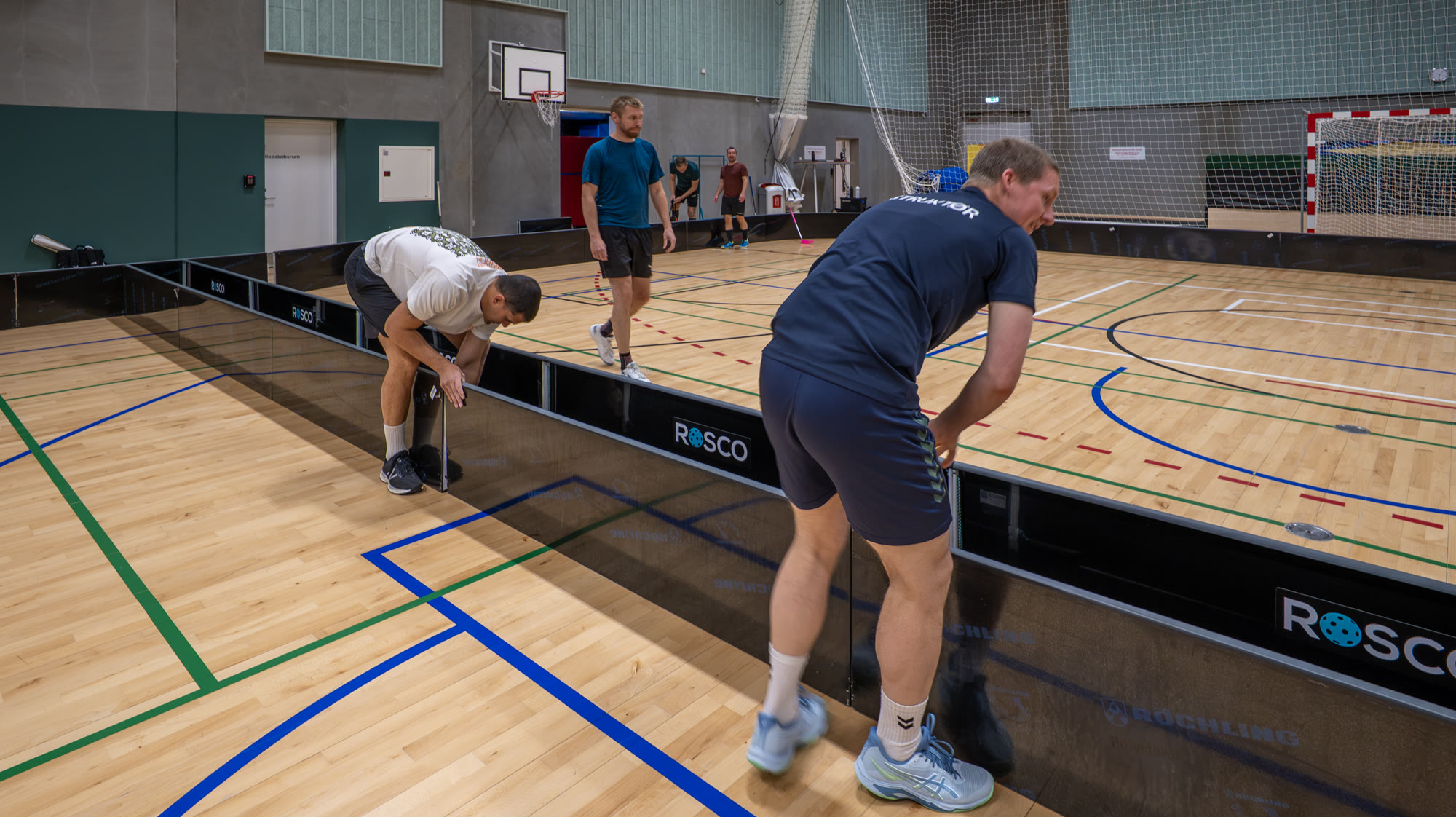 Floorballbaner samles i hallen hos Dagnæs IF
