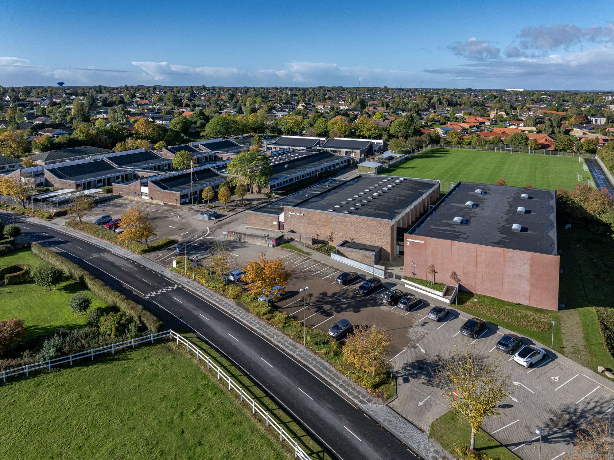 Dronefoto af hallen og idrætsanlægget