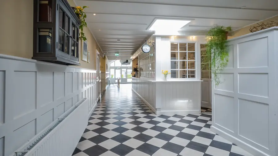Gangen med skakternet gulv