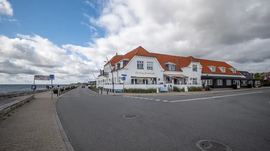 Hjerting Badehotel set fra vejen