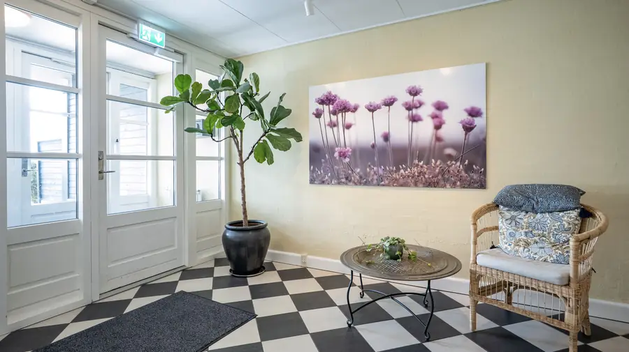 Indgangsparti med skakternet gulv