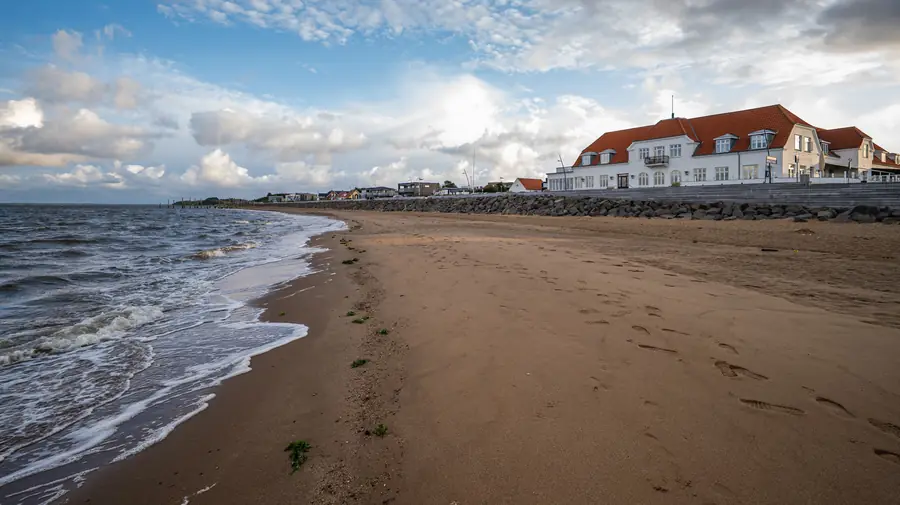 Hjerting Badehotel i aftenlys set fra promenaden